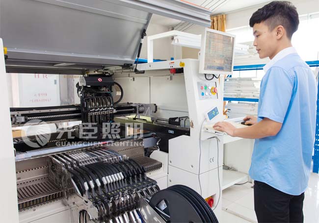 光臣照明認真的SMT操作員