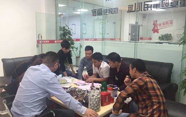 光臣組織緊急生產(chǎn)排單會議