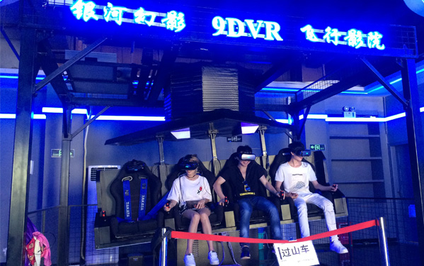 挑戰(zhàn)4D過(guò)山車(chē)的光臣伙伴們