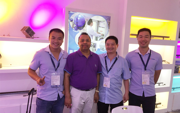 業(yè)務精英們展會與客戶留影