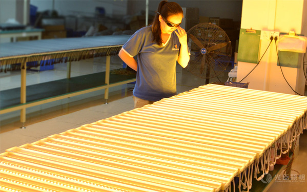 線條燈老化測試