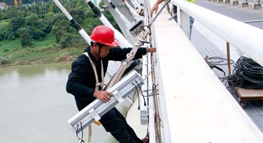 光臣喊你別動(dòng)！你拆南寧大橋的LED洗墻燈干什么?