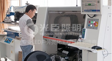 為了產(chǎn)品質(zhì)量，光臣照明LED護(hù)欄管廠家選擇自主貼片