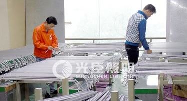 節(jié)前沖刺，光臣照明LED線條燈廠家加急生產(chǎn)中