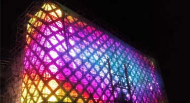 光臣又一LED點(diǎn)光源戶外巨幕 彷如戶外電影院!