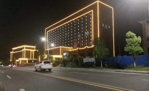 檢察院大樓亮化怎么做？金黃光線條燈打造大氣效果